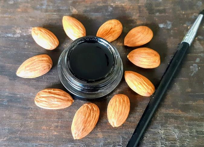 Natuerlicher-Eyeliner-NamasteShop