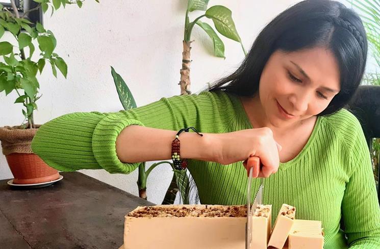 Zuschneiden-der-Kamillenseife-Pilar-Pellecer-NamasteShop